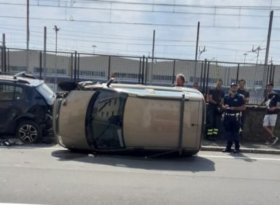 Pra', perde il controllo dell'auto e si ribalta: donna estratta dai vigili del fuoco