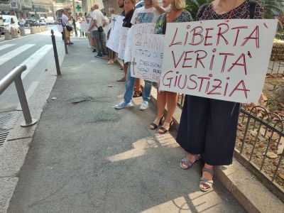 I No Green Pass di fronte al Tribunale di Genova: "Anche nel fascismo c'era bisogno del tesserino"