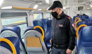 Genova, sul treno senza biglietto e mascherina ma con coltello e martelletto: minorenne denunciato