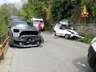 Val Bisagno, grave incidente tra due auto: 40enne intubato e soccorso in elicottero