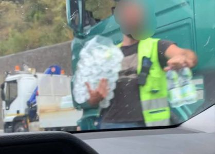 15 km di coda in A12 tra Nervi e Rapallo: la protezione civile consegna acqua agli automobilisti