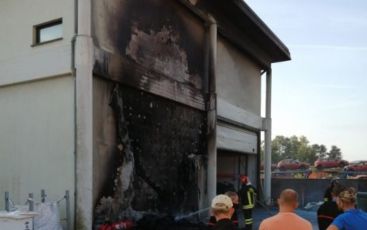 Chiavari, incendio all'esterno del magazzino comunale di Via Parma