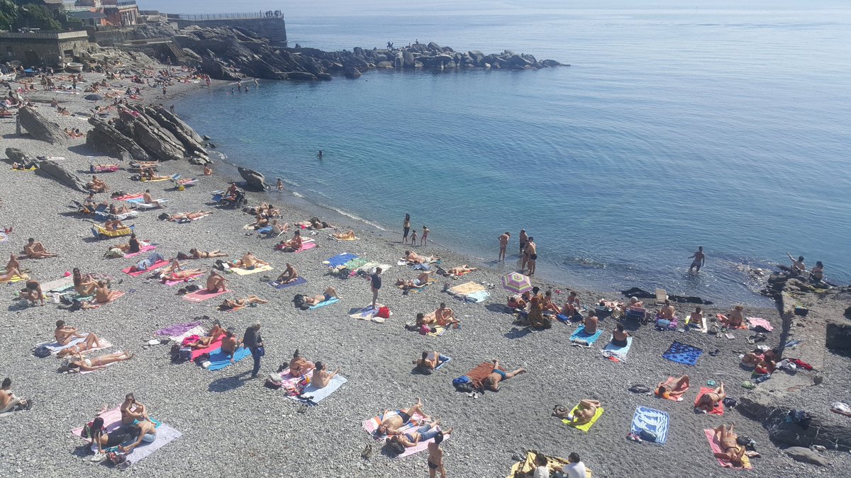 Genova, lanciano pietre dalla strada: colpita una ragazza in spiaggia