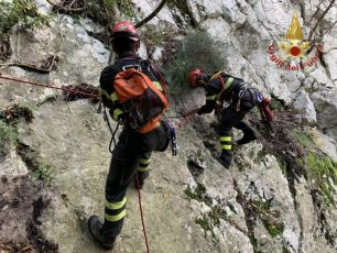 Tragedia a Finale Ligure, escursionista precipita per 15 metri da una falesia e muore