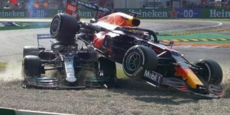 Formula 1, visita specialistica per Hamilton dopo l'incidente con Verstappen