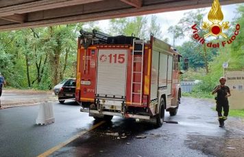 A12, si stacca un pezzo di intonaco dal viadotto a Piana Battolla: colpita un’auto