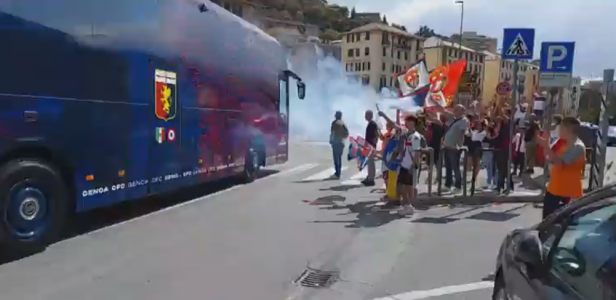 Genoa-Fiorentina, l'incitamento dei tifosi al pullman rossoblù