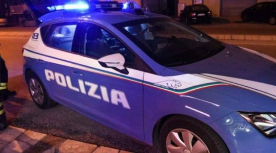 Rientra a casa ubriaco e sfascia l'appartamento della fidanzata. Denunciato