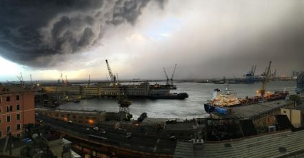 Sabato di meteo impazzito su Genova: sole, pioggia e anche trombe d'aria