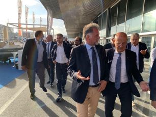 Il ministro Garavaglia a Genova: "Il governo sosterrà l'Ocean Race. Pronta una barca italiana"