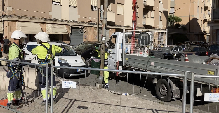 Genova, al via i lavori di messa in sicurezza del lampione in Via Rigola 