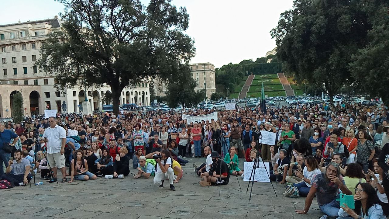 I No Green Pass in piazza a Genova: "Vaccino inefficace, costretti a farlo per sopravvivere"