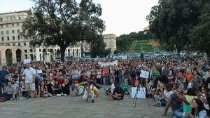 I No Green Pass in piazza a Genova: "Vaccino inefficace, costretti a farlo per sopravvivere"
