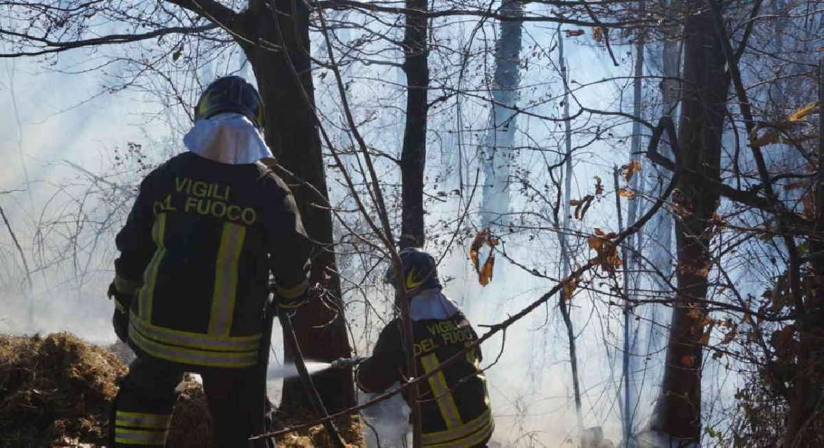 Tragedia a Castelnuovo Magra, incendio in area agricola: trovato corpo bruciato di un uomo