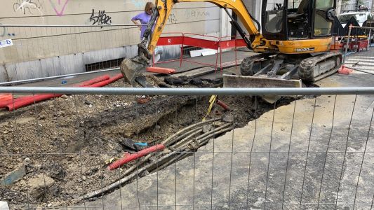 Genova, conduttura rotta in corso Firenze: strada allagata