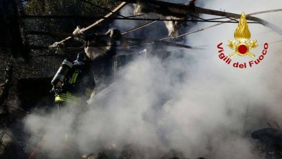 Genova, fiamme in via monte Timone: operazioni di spegnimento in corso