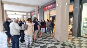 Genoa, tifosi in coda per i biglietti gratis per la partita con l'Hellas Verona