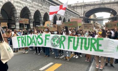 Genova, in centinaia in piazza per il corteo di Fridays for Future: “La politica continua a parlare”