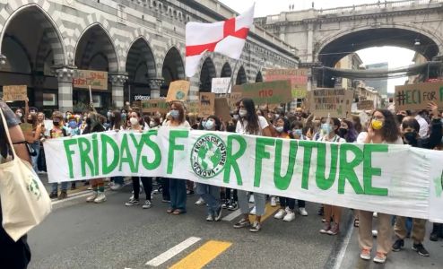 Genova, in centinaia in piazza per il corteo di Fridays for Future: “La politica continua a parlare”