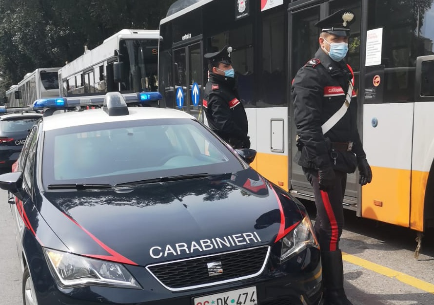 Genova, sul bus senza biglietto spintona i carabinieri a terra: denunciato