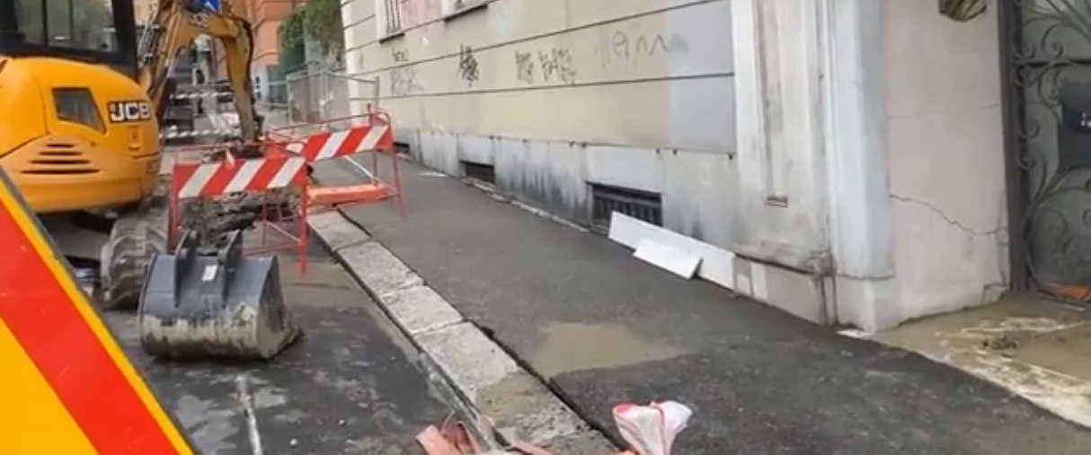 Genova, scoppia un tubo dell'acqua potabile in Corso Firenze: smottamenti e disagi