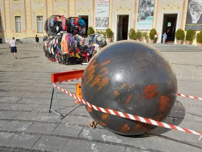 Genova, vandali in azione in De Ferrari: spostata la palla di ferro di "Up di stracci"