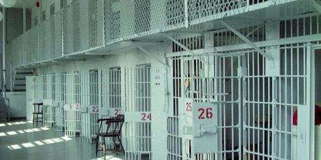 Ventimiglia, evade dai domiciliari e sequestra l'ex compagna: arrestato