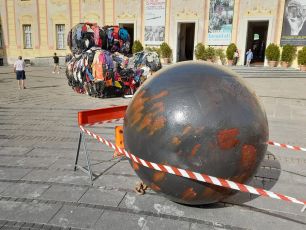 Vandalizzano l'installazione "Up di stracci" in De Ferrari: quattro giovani denunciati