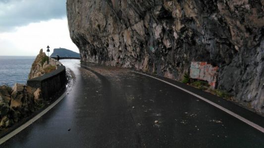 Noli, massi sull'Aurelia dopo una piccola frana: strada chiusa al traffico