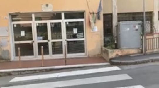 Genova, il Comitato di Via Rigola chiede una pensilina davanti alla scuola elementare L. Cicala 