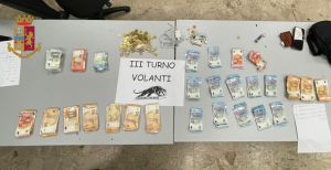 Genova, scoperti a rubare una cassaforte in un negozio: arrestati due minorenni