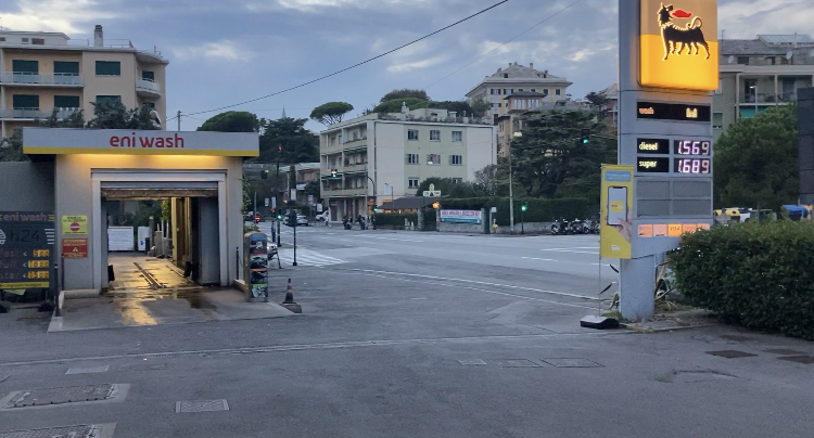 Caro benzina, consumatori genovesi rassegnati: il prezzo del carburante è salito del 16%