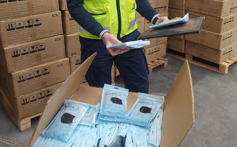 Genova, sequestrate in porto 400 mila mascherine non conformi
