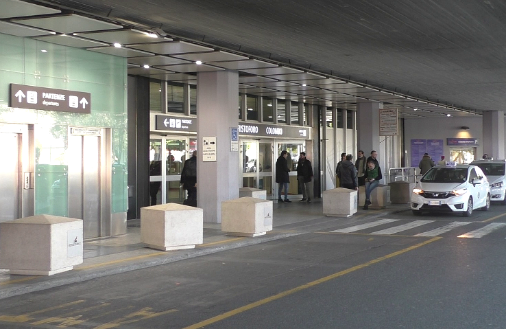 Genova, minaccia e ruba il borsello a un uomo nel parcheggio dell'aeroporto: arrestato