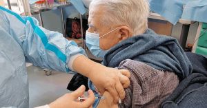 Terza dose agli over 80: "Tutti potranno prenotarsi, già da venerdì 1° ottobre"