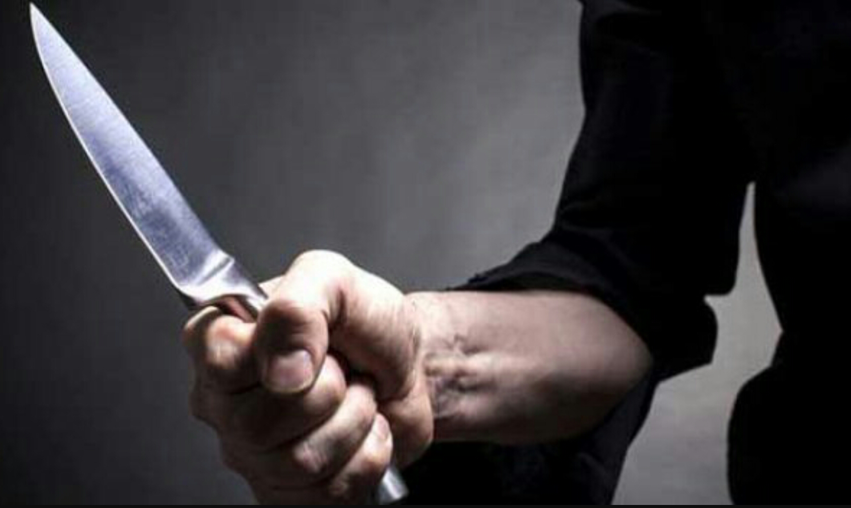 Genova, il corriere posteggia davanti al ristorante: il proprietario lo minaccia con un coltello