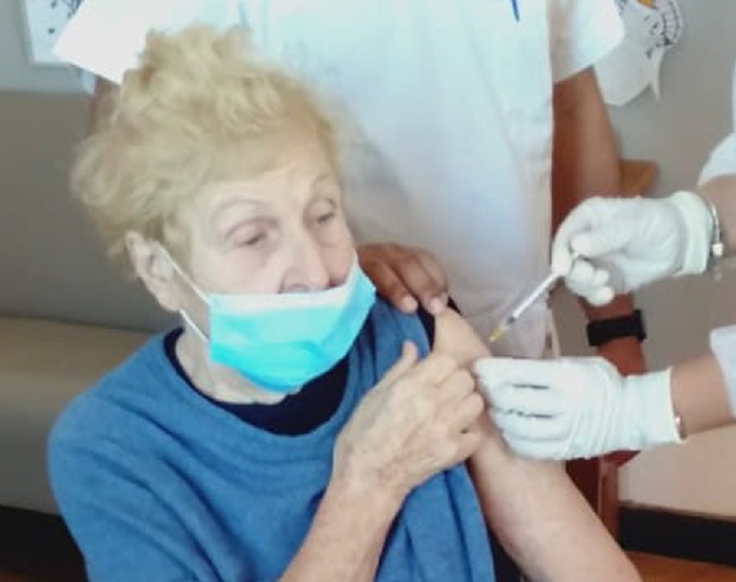 Vaccini Liguria, iniziata la somministrazione delle terze dosi nelle Rsa: nonna Rita tra le prime