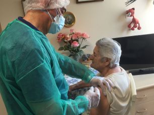 Covid Liguria, via libera alle terze dosi per over 80. L'82% della popolazione è vaccinata (almeno con una dose)