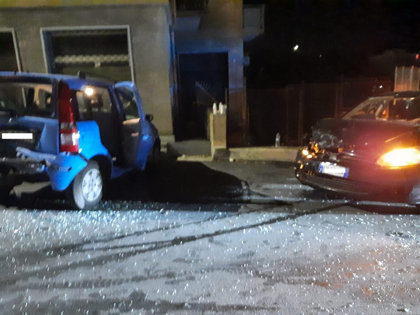 Incidente nella notte a San Fruttuoso: auto sfonda i mezzi parcheggiati in strada