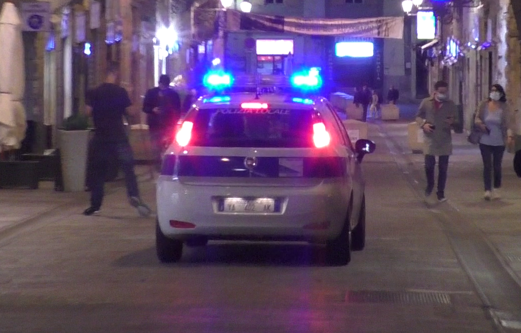 Genova, picchia la moglie in strada e si scaglia sugli agenti: "Razzisti, dovete solo fare multe"