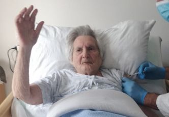 Genova, ecco la signora Linda: a 103 anni riceve la terza dose di vaccino
