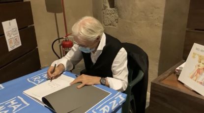 Genova, a Porta Siberia Milo Manara visita la sua mostra: "Un viaggio nel desiderio"