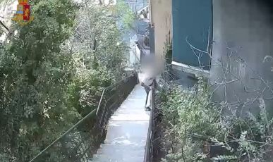 Genova, nascondeva la droga per i pusher dei Caruggi sotto la scalinata del Lagaccio