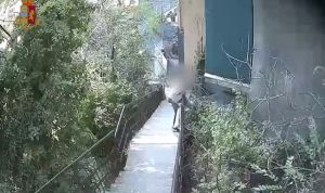 Genova, nascondeva la droga per i pusher dei Caruggi sotto la scalinata del Lagaccio