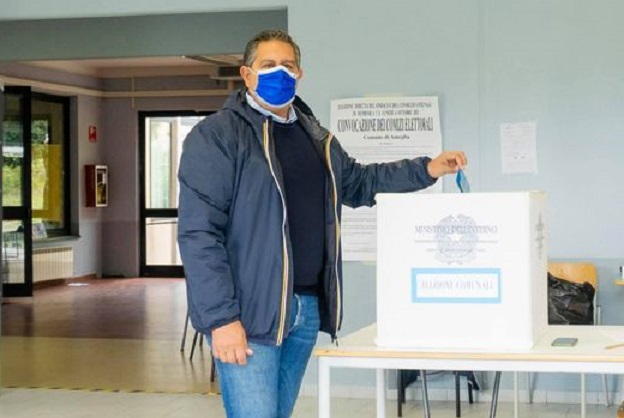 Elezioni comunali, Toti vota ad Ameglia: "Importante esercitare un grande diritto"