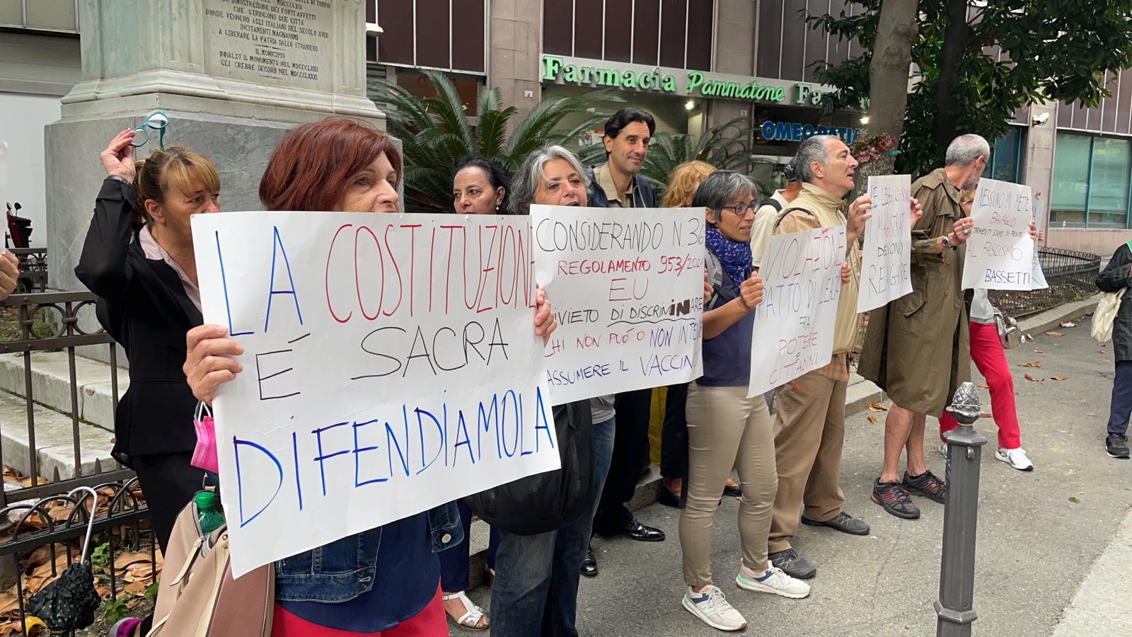 Genova, l'allerta meteo non ferma i no green pass: "Ci stanno togliendo tutto"