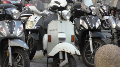 Genova, prende a calci senza motivo gli scooter parcheggiati a Brignole: denunciato
