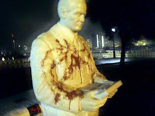 "Genova Antifascista" imbratta con degli escrementi la statua di Giorgio Parodi a Carignano