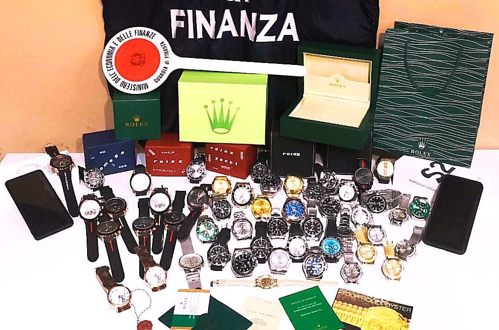 Rapallo, vendevano Rolex finti sui social: denunciati dalla Guardia di Finanza