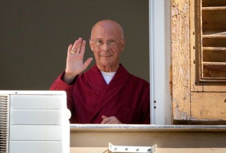 Genova, il cardinale Angelo Bagnasco guarito dal covid e dimesso dall'ospedale